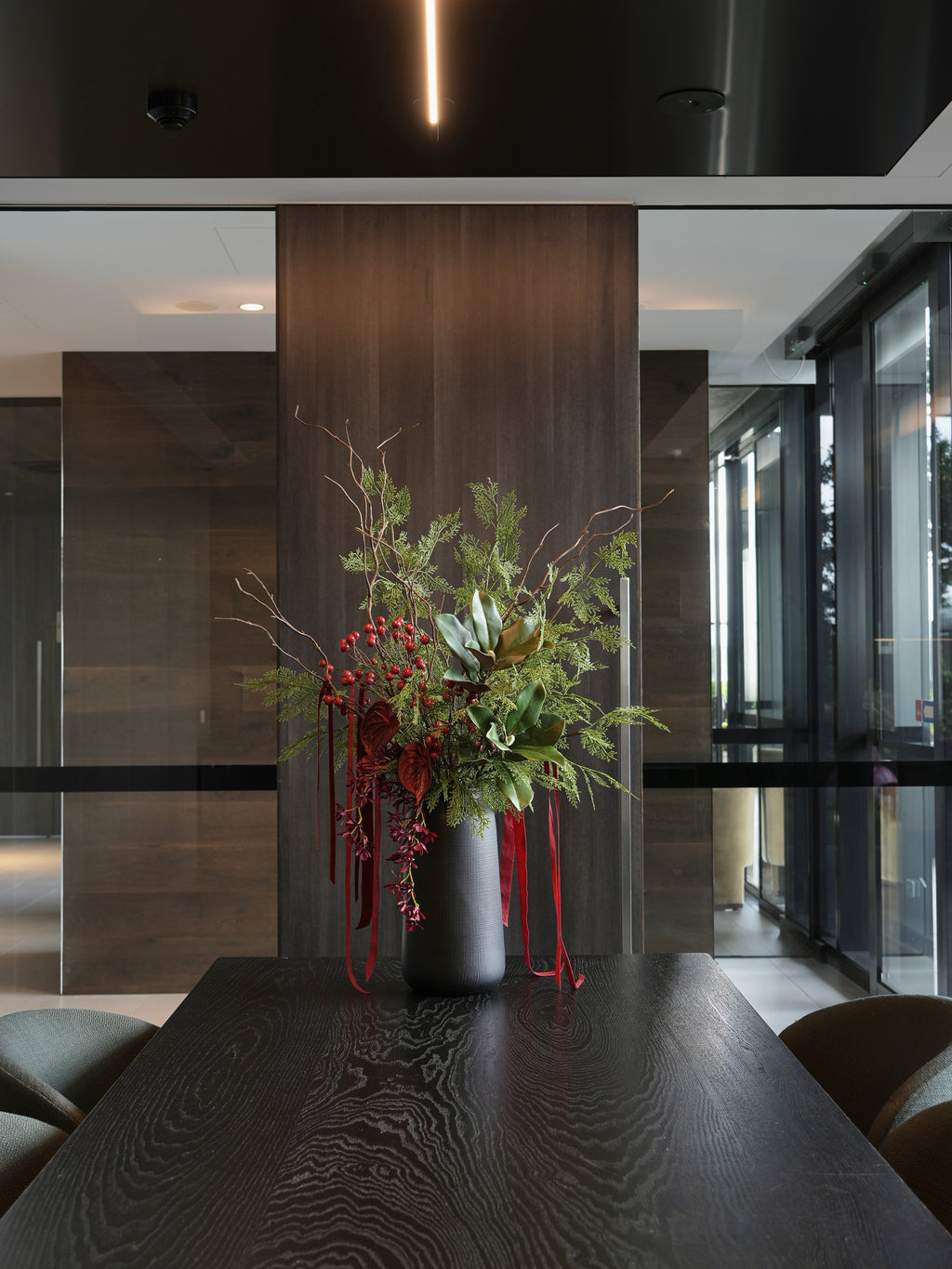 THE SYLAS - Green Foliage & Dark Red